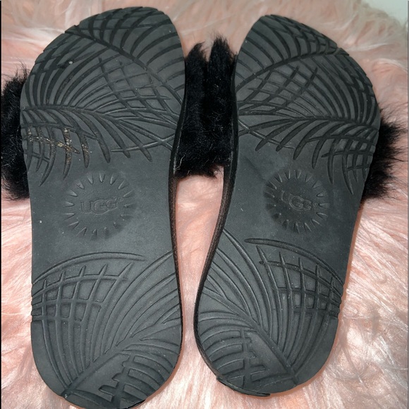 UGG Womens Royale Flat Black Fur Sandal size 6M - Picture 5 of 7